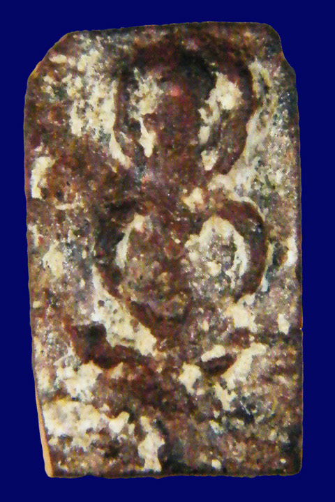 พระแผงนาดูน ตัดเดี่ยว พิมพ์นั้งบัว  เนื้อหินมะขามเปียก ช๊อดโกแลต  นิยม