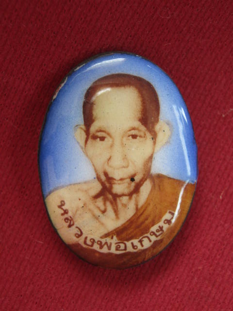 ล๊อคเก็ต ลพ.เกษม หลังอุดผง ติด จีวร ฝังก้านธูป ปี35....ครับ 