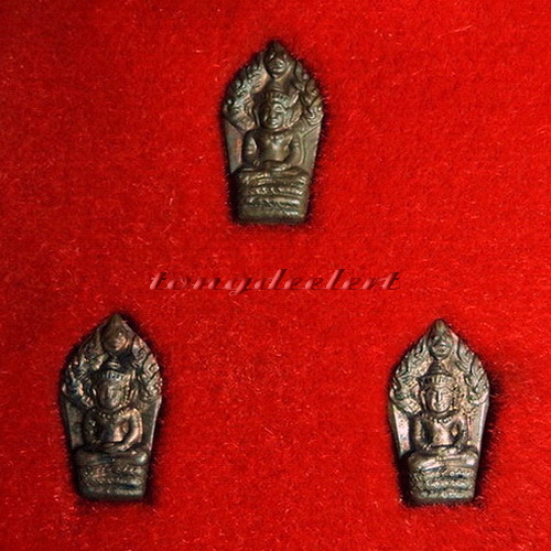พระนาคปรกใบมะขาม หลวงปู่หลิว วัดไร่แตงทอง รุ่นแรก 3 องค์ในกล่องเดิม สวยมากค่ะ
