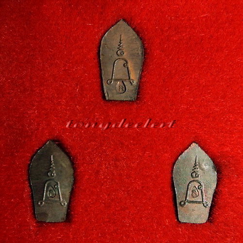 พระนาคปรกใบมะขาม หลวงปู่หลิว วัดไร่แตงทอง รุ่นแรก 3 องค์ในกล่องเดิม สวยมากค่ะ