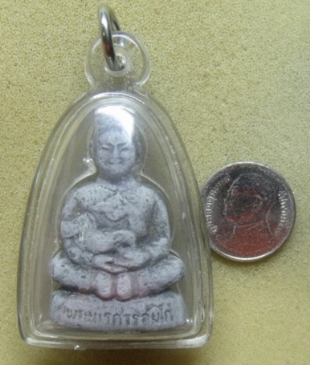 **วัดใจ**พระนเรศวรอุ้มไก่ (เงี้ยวทิ้งปืน) พิมพ์ลอยองค์ วัดท่ามะปราง หลวงพ่อขวัญดีปลุกเสก**เลี่ยมพร้อ