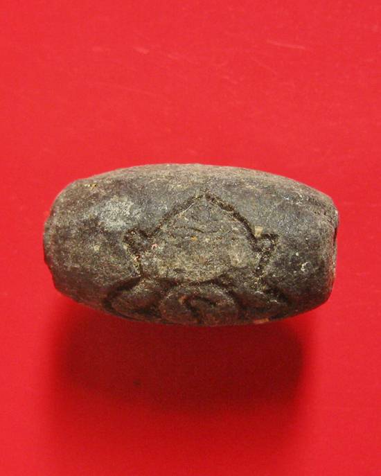 ลูกสะกดราหูผงกระลาตาเดียว หลวงพ่อเกษม เขมโก รุ่นสุริยุปราคา ตรุดเงิน ปี 38 พร้อมกล่องเดิม 