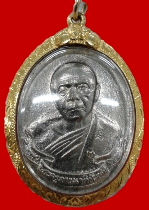 เหรียญมงคลศิลาฤกษ์พิมพ์ห่วงเชื่อมกะหลั่ยเงินหลวงปู่ทิม เลี่ยมทองคำแท้สวยๆหนาๆ