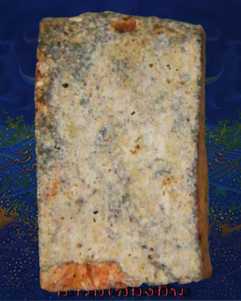 พระแผงนาดูน ตัดเดี่ยว พิมพ์ตุ๊กตา  เนื้อหินมะขามเปียก คราบขาวนิยม