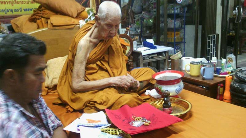 ลูกอม ทารักปิดทอง + รูป 1 นิ้ว หลังยันต์ หลวงพ่อแย้ม วัดสามง่าม นครปฐม