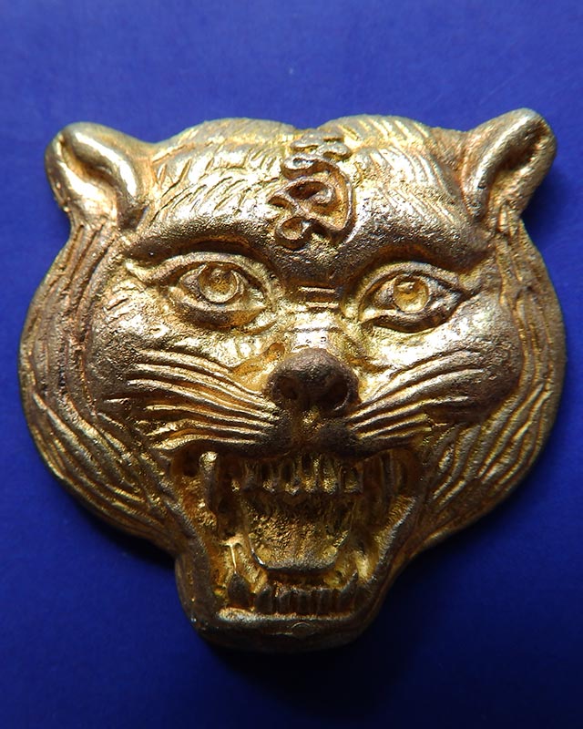 15.หน้ากากเสือหล่อโบราณ หลวงปู่คำบุ วัดกุดชมภู ตอกโค้ด+เลข พร้อมกล่องเดิม