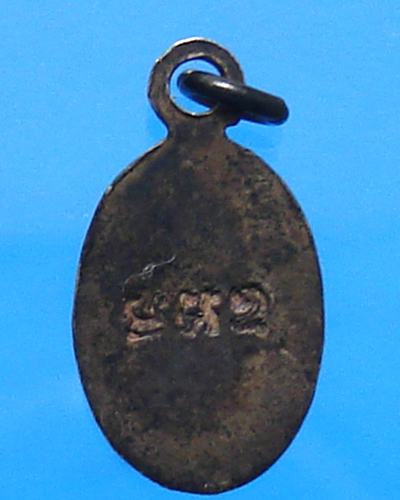 เหรียญเม็ดแตง หลวงพ่อแช่ม วัดฉลอง เนื้อเงินลงถม ปี 2497