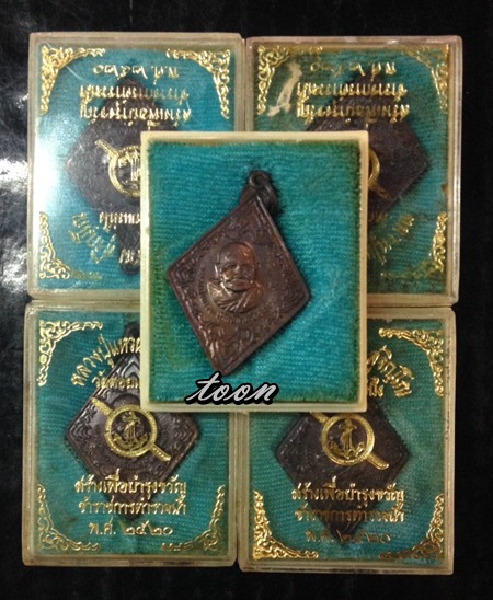 หลวงปู่แหวนรุ่นตำรวจน้ำกล่อง 5 องค์ เคาะเดียว(2)