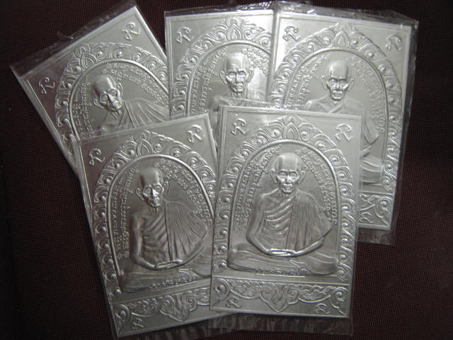 5 แผ่น ...แผ่นปั๊ม หลวงพ่อเกษม ปี 35 เนื้อแป๊ะตั๋งผสมเงิน ขนาด 4.5 x 7 นิ้ว..ไม่แพงๆ