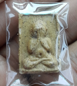 พระปิดตาเนื้อผง ผสมเกศา หลวงพ่ออุ้น วัดตาลกง จ.เพชรบุรี