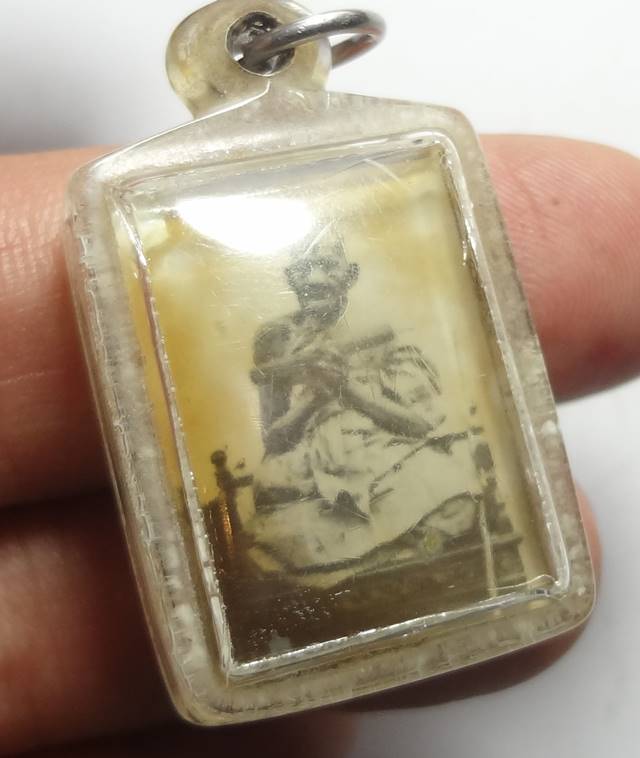 : รูปถ่ายหลวงพ่อทอง วัดเขากบ เก่า ๆ กรอบกระจก