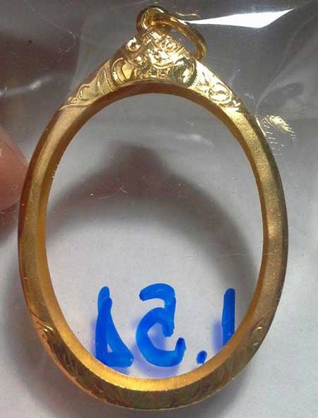 กรอบทองยกซุ้ม ใส่เหรียญหลวงปู่ทวดรุ่น234/เหรียญมนพระกาฬหลวงปู่หมุนน้ำหนัก 1.54กรัมราคา2420บาท