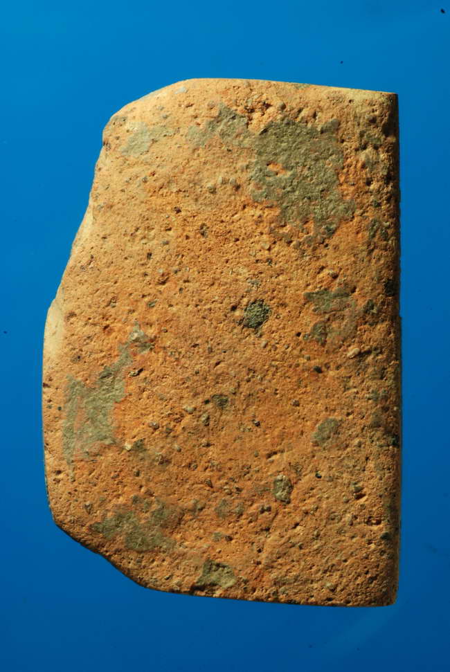 พระลือหน้ามงคล แผงตัดเดี่ยว กรุสันกู่เหล็ก ลำพูน เนื้อดิน