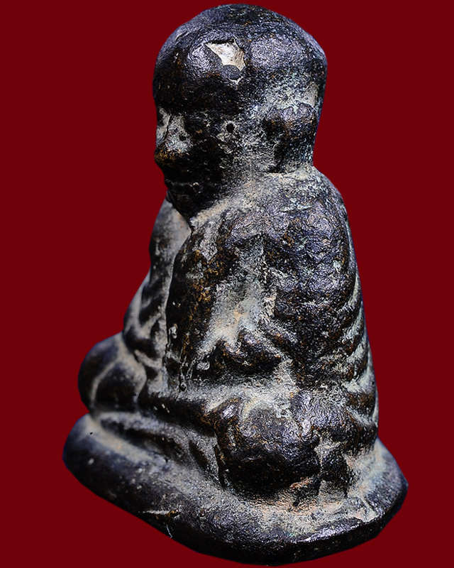 หลวงพ่อเงิน วัดบางคลาน พิมพ์นิยม หน้าแตก มีขี้ตา จังหวัดพิจิตร รุ่นปืนแตก พิมพ์ไตรมาส ปี ๒๕๒๘ (๕) 