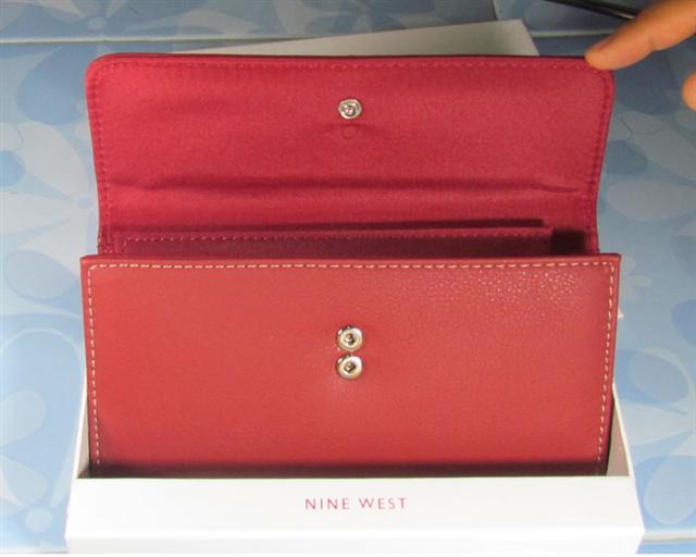 กระเป๋าสตางค์ Nine West สีแดง ของใหม่ มือหนึ่ง จากอเมริกา
