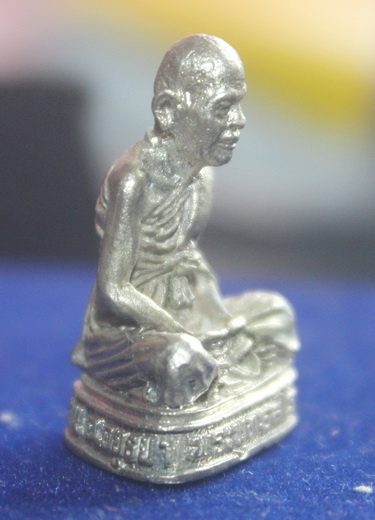 รูปหล่อหลวงปู่ชื้น วัดญาณเสน รุ่น 7 รอบสร้างปี 2534 เนื้อเงิน