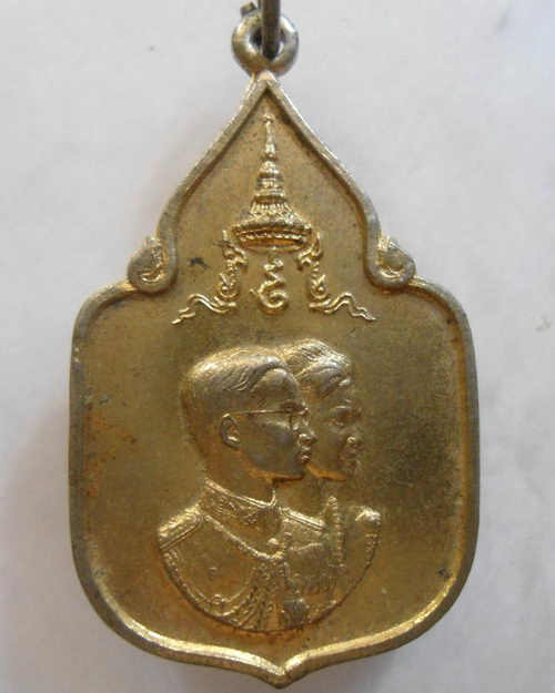 “ เหรียญในหลวง ราชินี พระราชพิธีสมโภชช้างเผือก 3 เชือก ณ จ.เพชรบุรี ปี 2521 ”