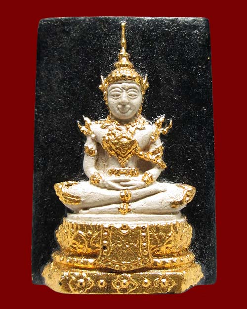 พระผงสมเด็จ พิมพ์พระแก้วมรกต ทรงเครื่องฤดูร้อน(ไม่ทราบที่) เนื้อผง"ลงรักปิดทอง"พระสภาพสมบูรณ์สวยครับ