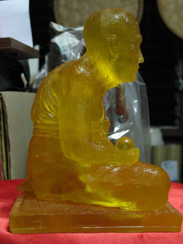 หลวงปู่ทวด เนื้อเรซิ่น สีเหลืองใส 5 นิ้ว พ่อท่านเขียว วัดห้วยเงาะปลุกเสก เลข 56