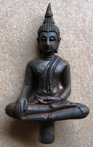 พระยอดธงหลวงปู่แผ้ว วัดกำแพงแสน 1ในชุดแซยิดหลวงปู่ เนื้อโลหะผสม สร้างน้อย484องค์ เนื้อเงิน9องค์