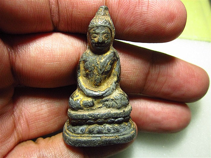 พระแก้บนตะกั่วสนิมแดง ยุคต้น เคาะเดียวแดงครับ(ขอผู้ที่พร้อมโอนเลยครับหลังปิดแล้ว)