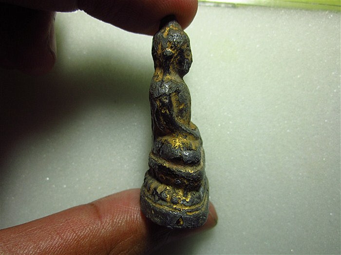 พระแก้บนตะกั่วสนิมแดง ยุคต้น เคาะเดียวแดงครับ(ขอผู้ที่พร้อมโอนเลยครับหลังปิดแล้ว)