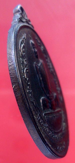 เหรียญรูปไข่ พัดยศ เนื้อนวะ ปี 18 ครับ