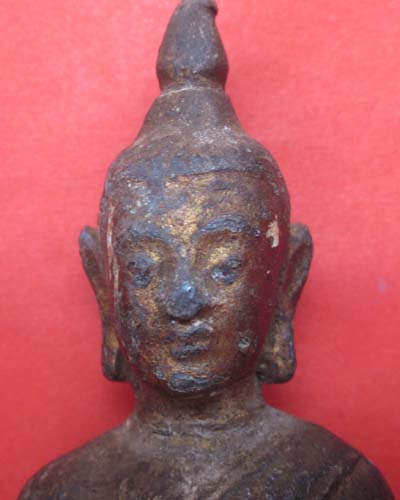 ด่วนๆๆเคาะเดียว แดงงง พระรัตนะยุคเสาชิงช้า จีวรเรียบเนื้อตะกั่ว หน้าตัก 3 นิ้ว สูง 4,5 นิ้ว 