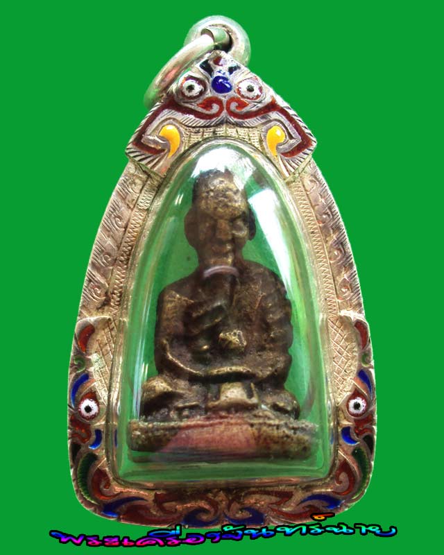 พระหล่อโบราณ ไม่ทราบที่ เลี่ยมเงิน  แลดูมีเสน่คลาสสิคไปอีกแบบ