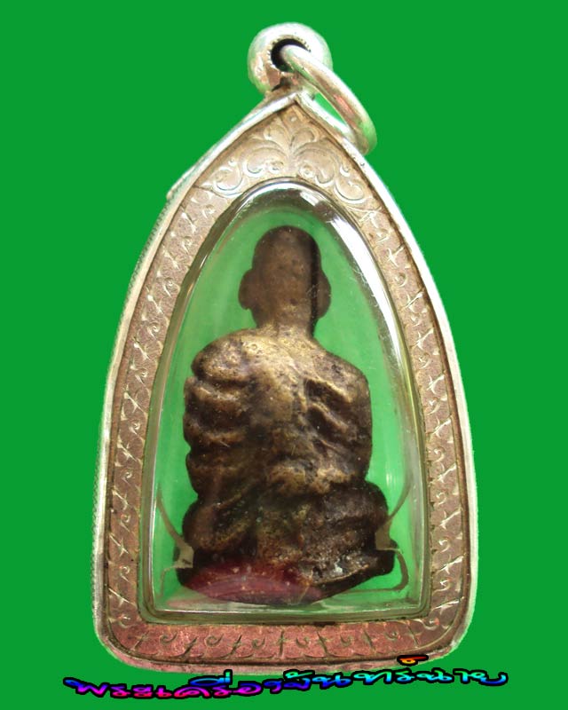 พระหล่อโบราณ ไม่ทราบที่ เลี่ยมเงิน  แลดูมีเสน่คลาสสิคไปอีกแบบ