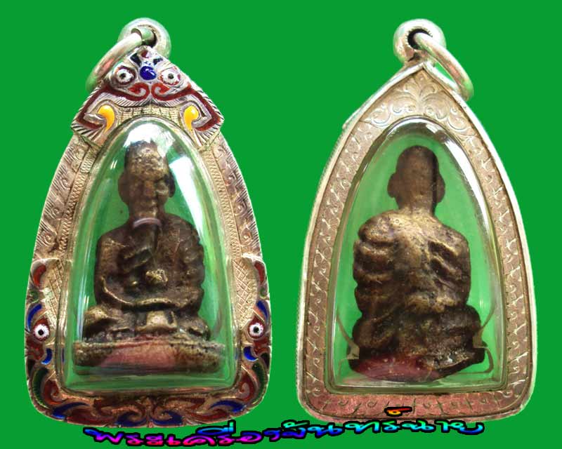 พระหล่อโบราณ ไม่ทราบที่ เลี่ยมเงิน  แลดูมีเสน่คลาสสิคไปอีกแบบ