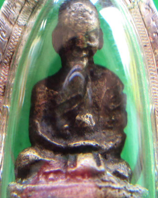 พระหล่อโบราณ ไม่ทราบที่ เลี่ยมเงิน  แลดูมีเสน่คลาสสิคไปอีกแบบ