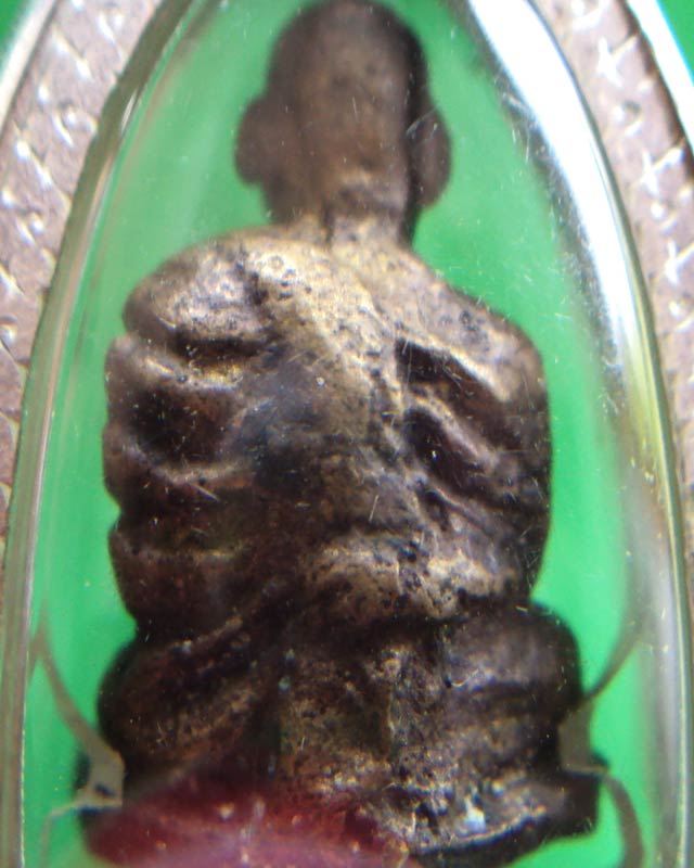 พระหล่อโบราณ ไม่ทราบที่ เลี่ยมเงิน  แลดูมีเสน่คลาสสิคไปอีกแบบ