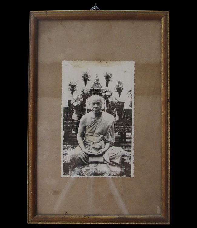 รูปขาว-ดำ ขนาดโปสการ์ด หลวงพ่อสด วัดปากน้ำ ขอบแสตมป์ ตัวนูนแกรนด์ประตูน้ำ ในกรอบไม้เก่าครับ