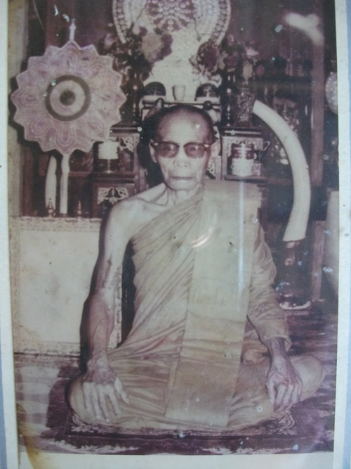 ขออนุญาตลงครับ ภาพถ่ายบูชาพระเกจิ จ.ชัยนาทครับ