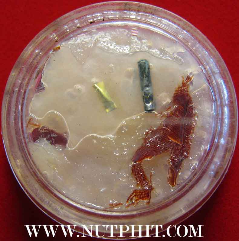 126*สีผึ้งมหาเมตตาผสมเทียนชัย ตะกรุดเงิน-ทอง-พร้อมจีวรของหลวงพ่อเกษม เขมโก ลำปาง*