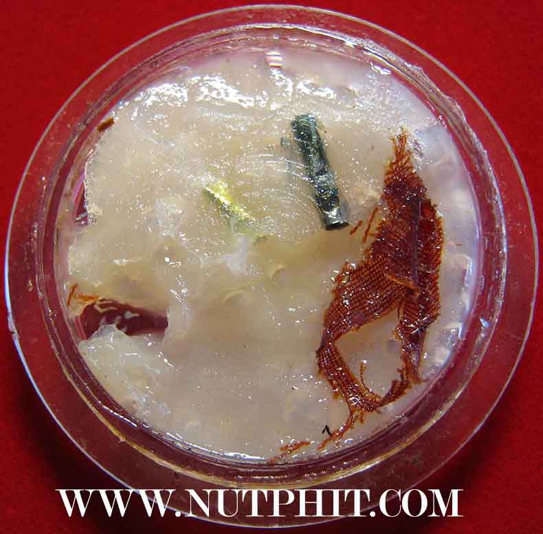 126*สีผึ้งมหาเมตตาผสมเทียนชัย ตะกรุดเงิน-ทอง-พร้อมจีวรของหลวงพ่อเกษม เขมโก ลำปาง*