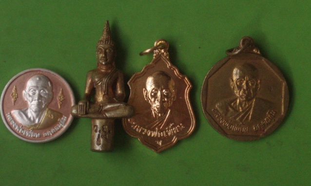 (((เคาะเดียวแดง))) เหรียญ+พระยอดธง หลวงพ่อเพี้ยน วัดเกริ่นกฐิน ทีเดียว 4 รายการ