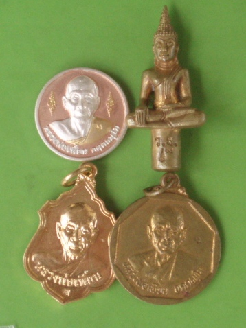 (((เคาะเดียวแดง))) เหรียญ+พระยอดธง หลวงพ่อเพี้ยน วัดเกริ่นกฐิน ทีเดียว 4 รายการ
