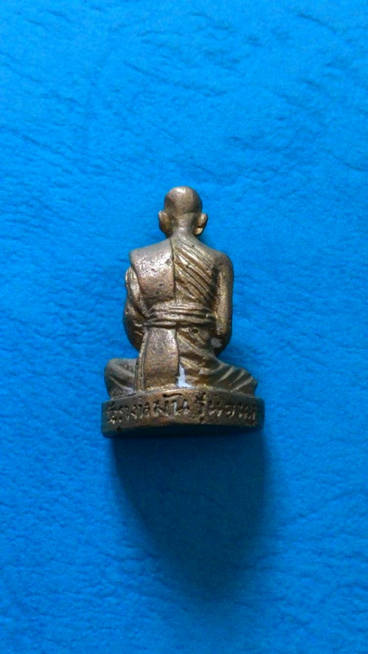 รูปหล่อเหมือนรุ่นแรก หลวงปู่แผ้ว ปวโร เนื้อทองระฆัง