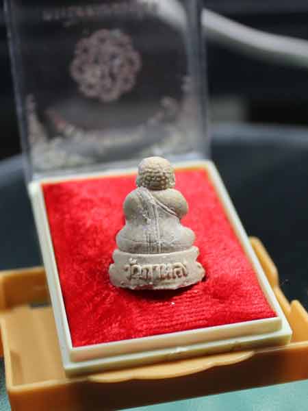 หลวงพ่อสุด วัดกาหลง พระปิดตาลอยองค์ รุ่นแรก พร้อมกล่อง
