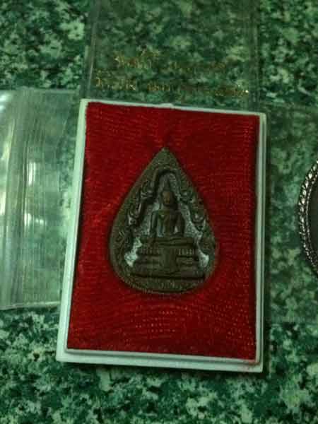 หลวงพ่อวัดไร่ขิง พิมพ์กลีบบัวใหญ่หลัง ภปร. ปี 2522 เนื้อนวะพร้อมกล่องสวยๆมีคราบแป้ง