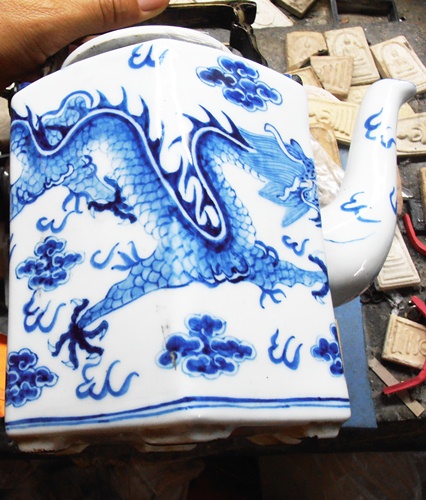 กาน้ำชา ลายด้นเมฆ ก้นภาษาจีน4ตัว สวยๆเก่าๆครับ