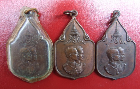 เหรียญในหลวง ราชินี สมโภชช้างเผือก 3 เชือก จ.เพชรบุรี ปี 2521 จำนวน 3 เหรียญ สวยๆ