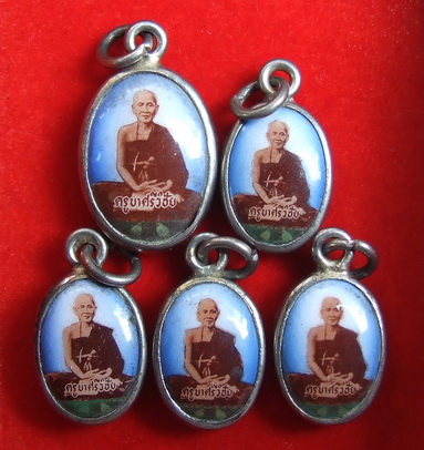 ล็อคเก็ตเก่า ครูบาศรีวิชัย หลังยันต์ห้า จำนวน 5 อัน ขนาด 1x1.5 ซ.ม. 4 อัน ขนาด 1.3x1.8 ซ.ม. 1 อัน