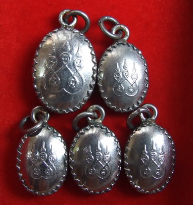 ล็อคเก็ตเก่า ครูบาศรีวิชัย หลังยันต์ห้า จำนวน 5 อัน ขนาด 1x1.5 ซ.ม. 4 อัน ขนาด 1.3x1.8 ซ.ม. 1 อัน