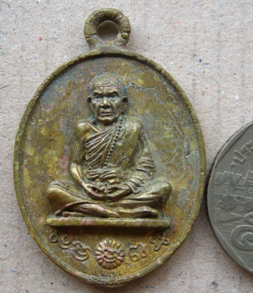 หลวงปู่หมุน วัดบ้านจาน เหรียญหล่อโบราณ เนื้อฝาบาตร แช่น้ำมนต์ รุ่น119 ปี ร.ศ.232 หมายเลข610