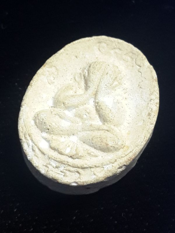 พระปิดตารูปไข่เนื้อผงพุทธคุณ หลวงปู่ดู่ วัดสะแก