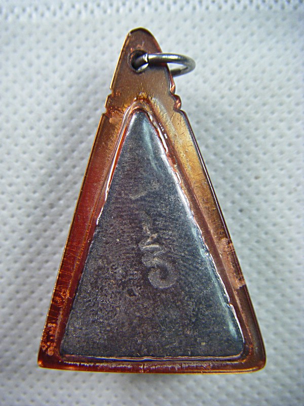 หลวงพ่อจง  พระผงหลังยันต์เลี่ยมเก่า เคาะเดียวครับ