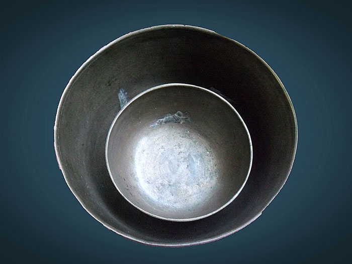 ขันทองเหลือง 2 ใบ ใหญ่เล็ก ชำรุด ไว้ตั้งโชว์ อย่างเดียว